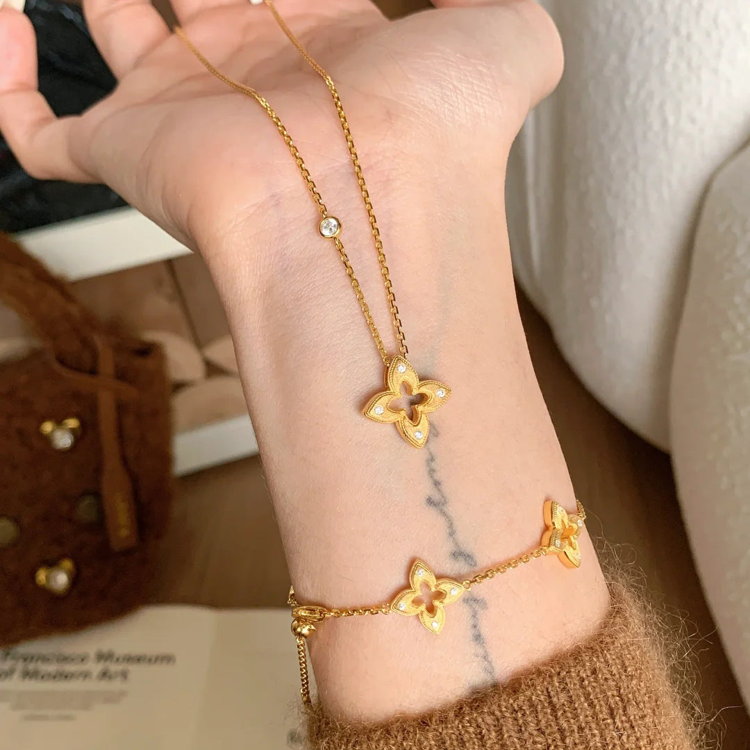 Old money style antique gold hollow four-leaf clover earrings necklace bracelet set retro high-end light luxury diamond flower