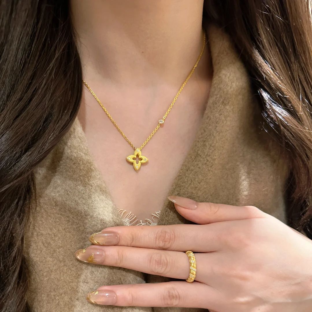 Old money style antique gold hollow four-leaf clover earrings necklace bracelet set retro high-end light luxury diamond flower
