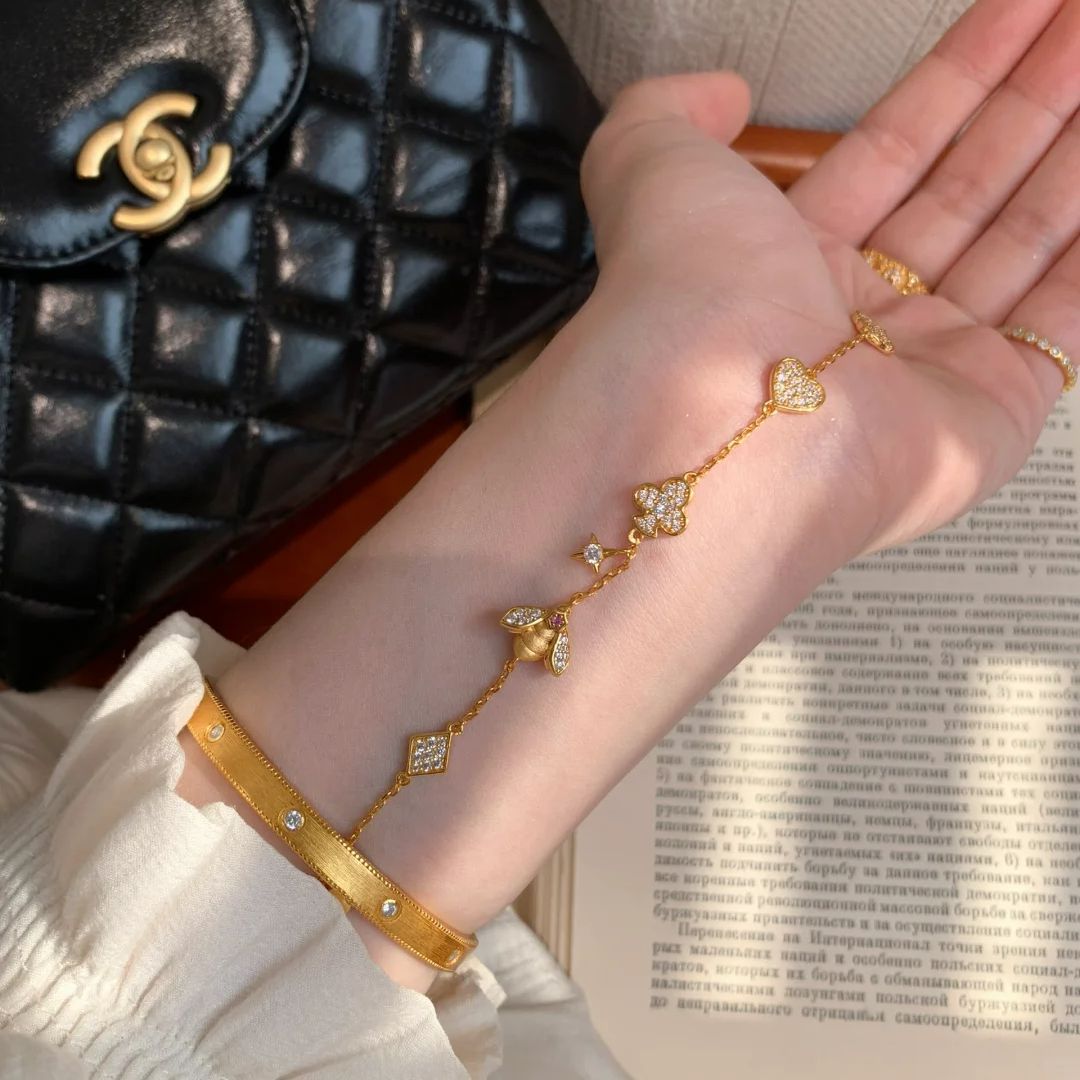 Italian hand-brushed bee pendant necklace simple diamond heart-shaped bracelet necklace earrings
