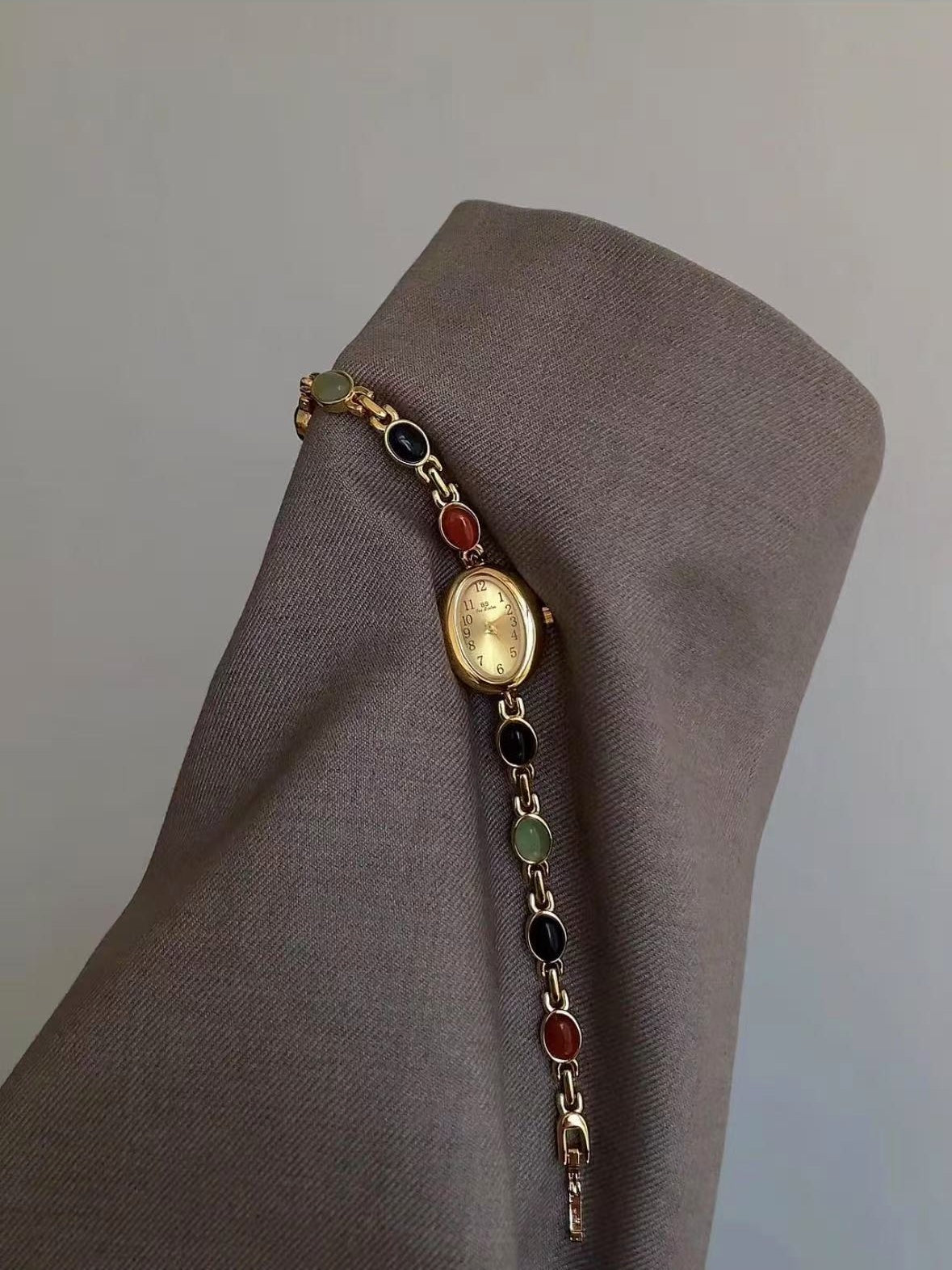 Niche design vintage watch light luxury exquisite mini natural stone retro fashion bracelet watch for women