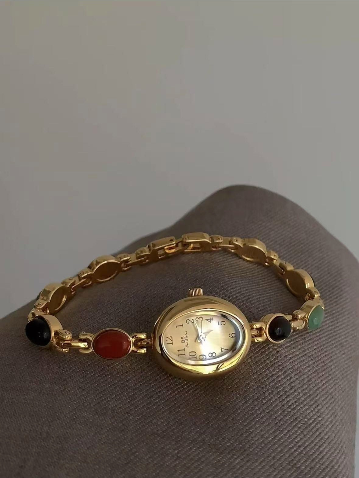Niche design vintage watch light luxury exquisite mini natural stone retro fashion bracelet watch for women