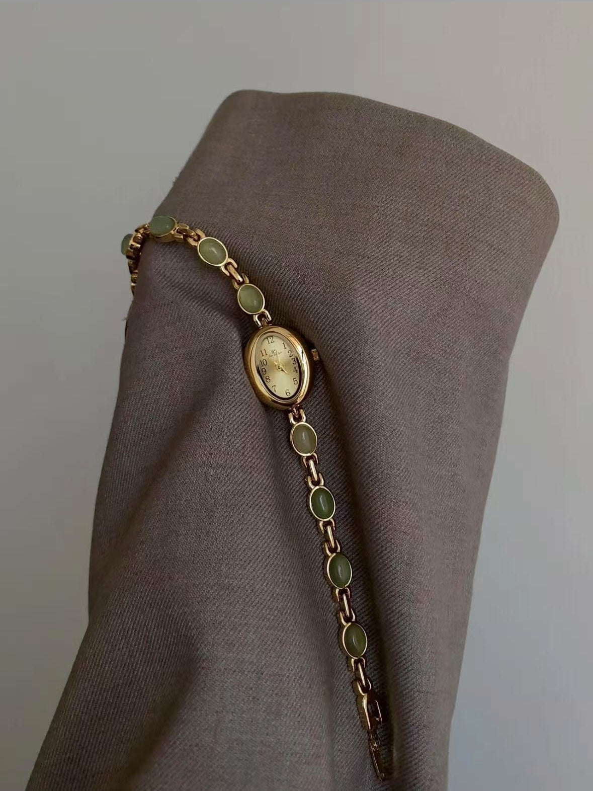 Niche design vintage watch light luxury exquisite mini natural stone retro fashion bracelet watch for women