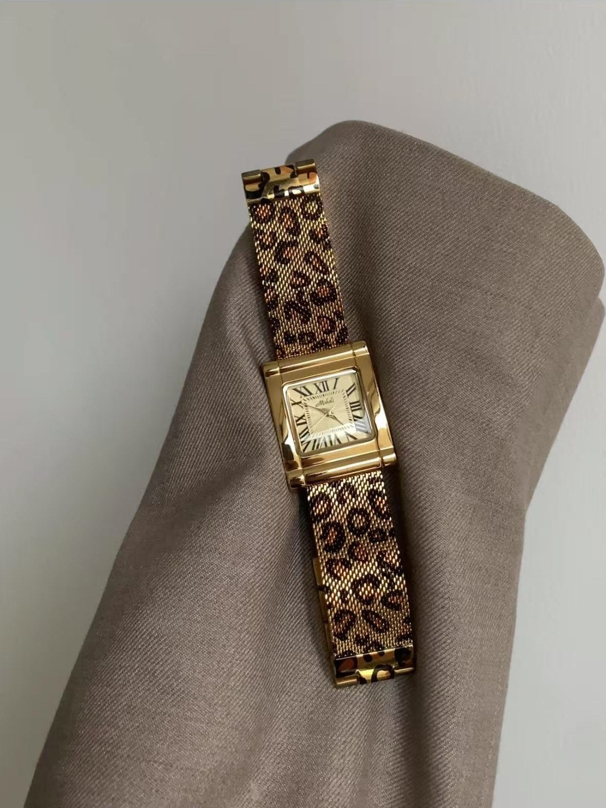Classic leopard print retro watch design fashionable personality high-end exquisite atmosphere women's watch