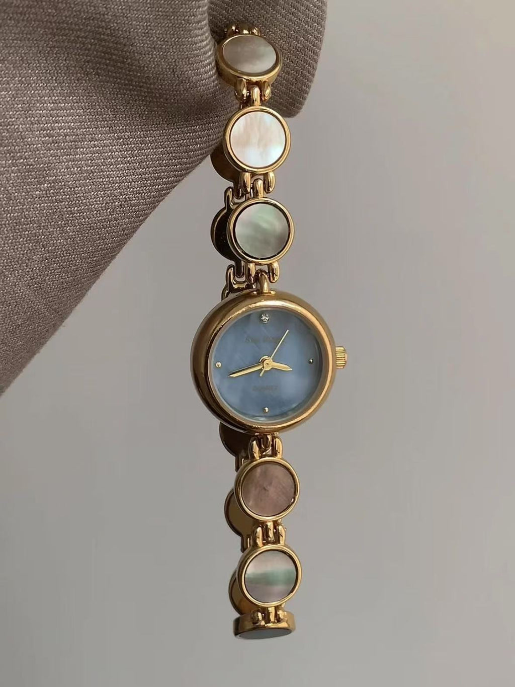 Natural mother-of-pearl niche fashion quartz ladies watch retro female watch is very suitable for gifts