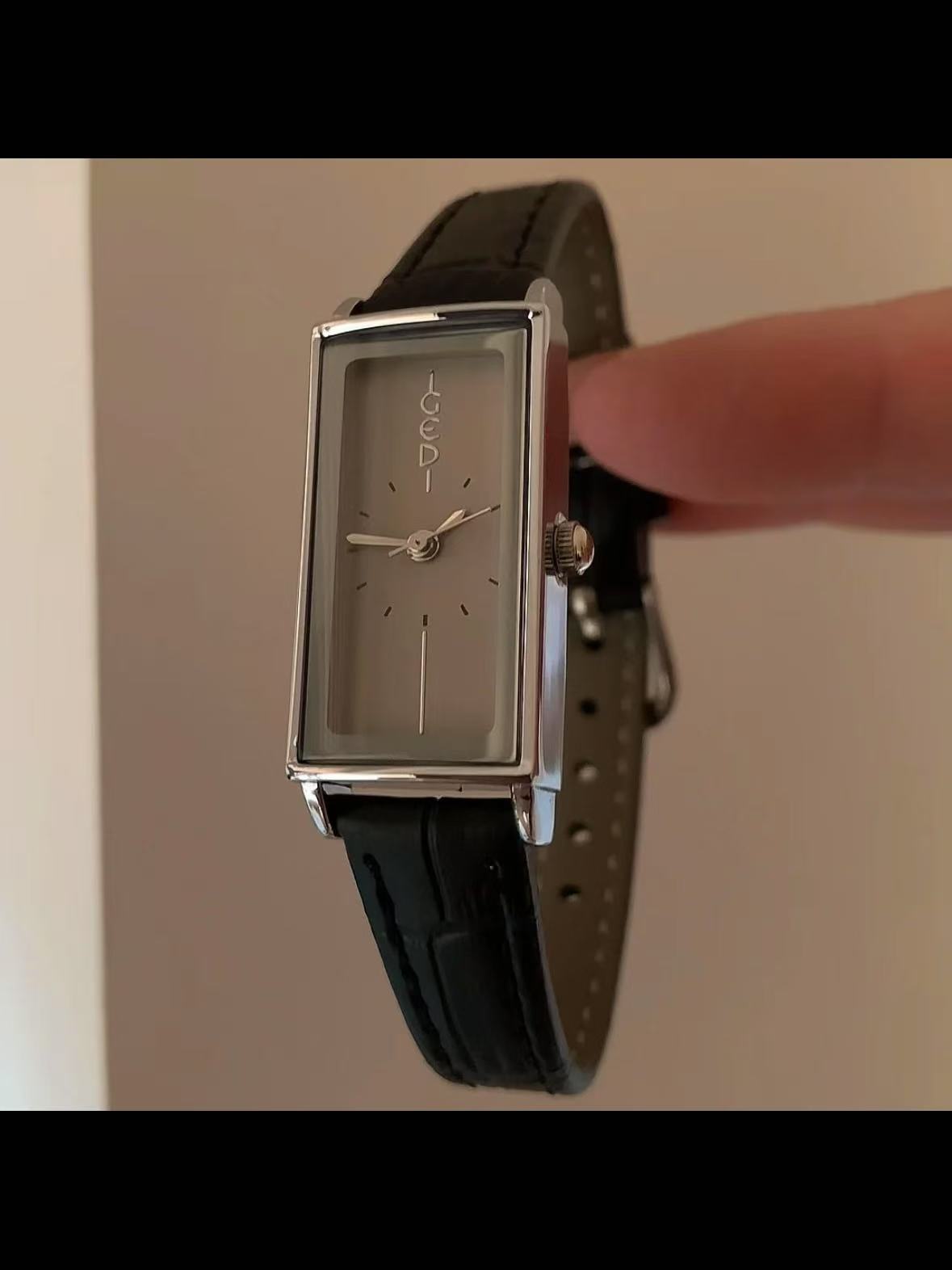 High-grade silver-gray long quartz women's watch, suitable for commuting in the workplace
