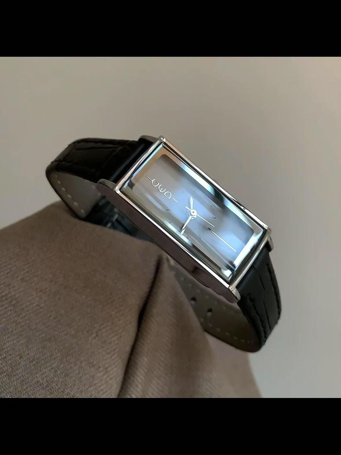High-grade silver-gray long quartz women's watch, suitable for commuting in the workplace