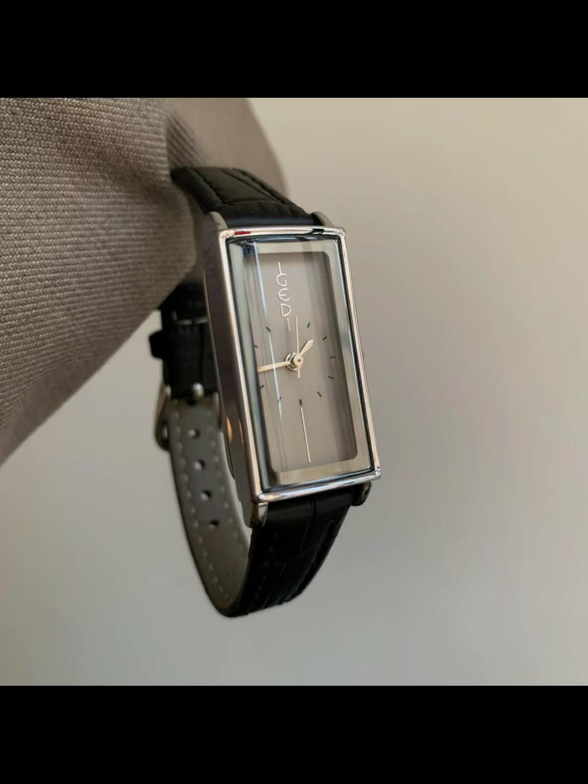 High-grade silver-gray long quartz women's watch, suitable for commuting in the workplace
