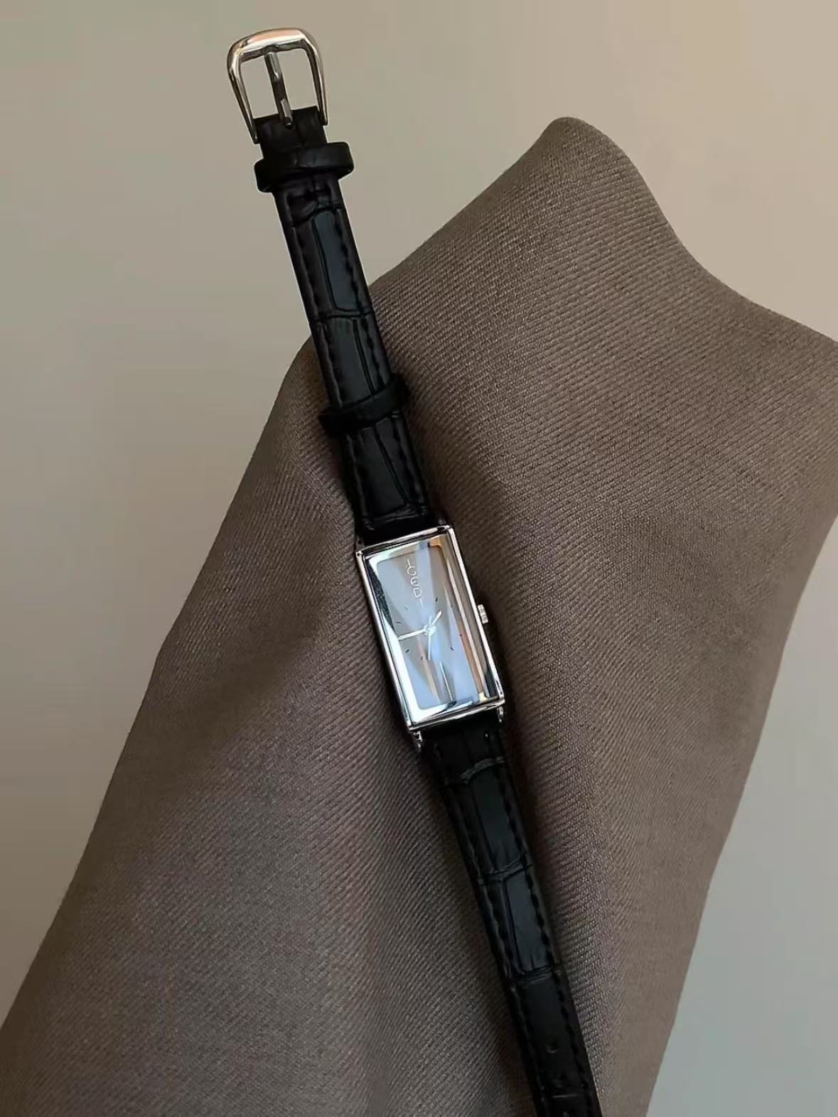High-grade silver-gray long quartz women's watch, suitable for commuting in the workplace