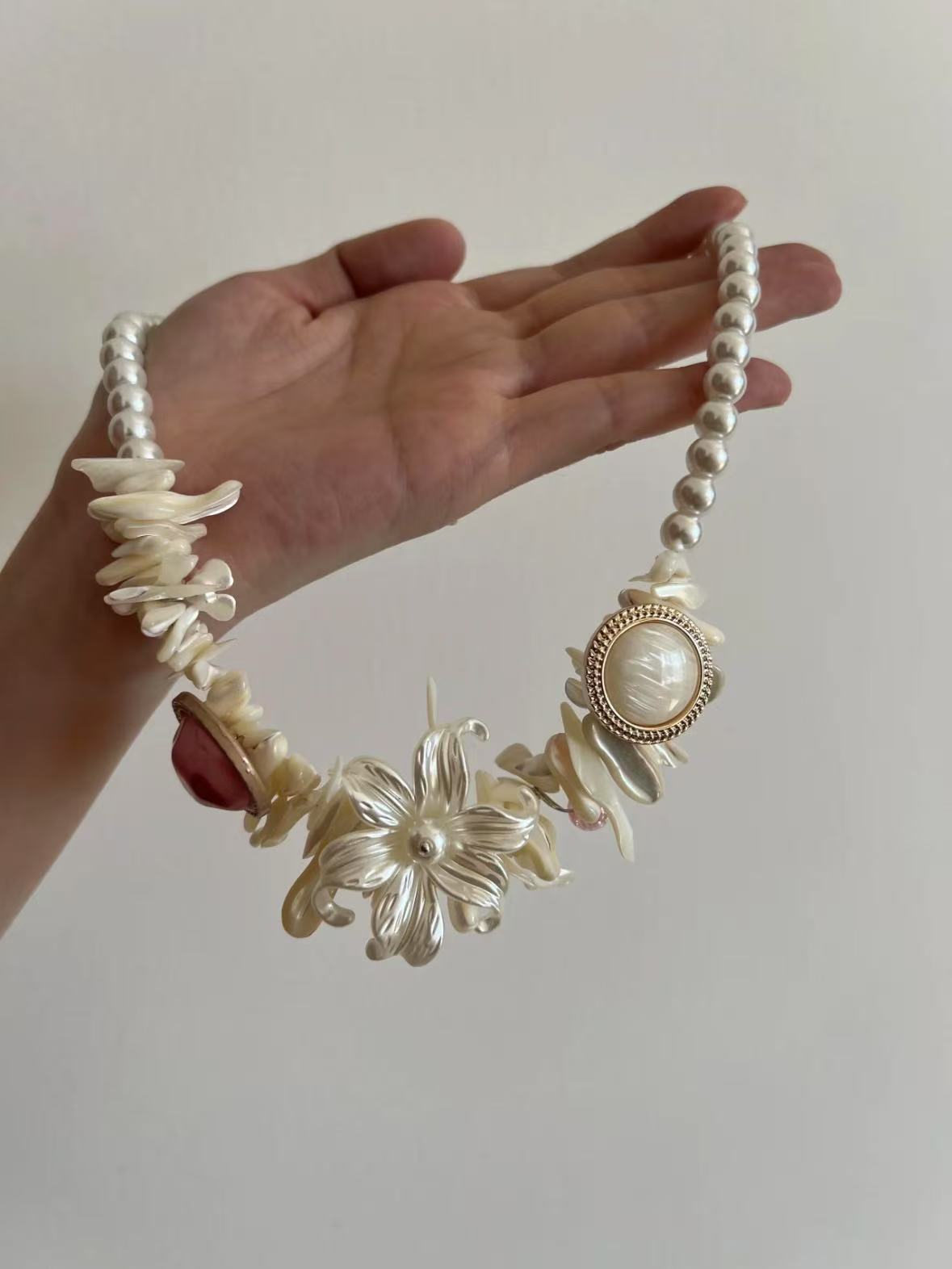 Inspiration Muse | Mother-of-pearl beaded white flower super beautiful choker imitation pearl high-quality texture necklace