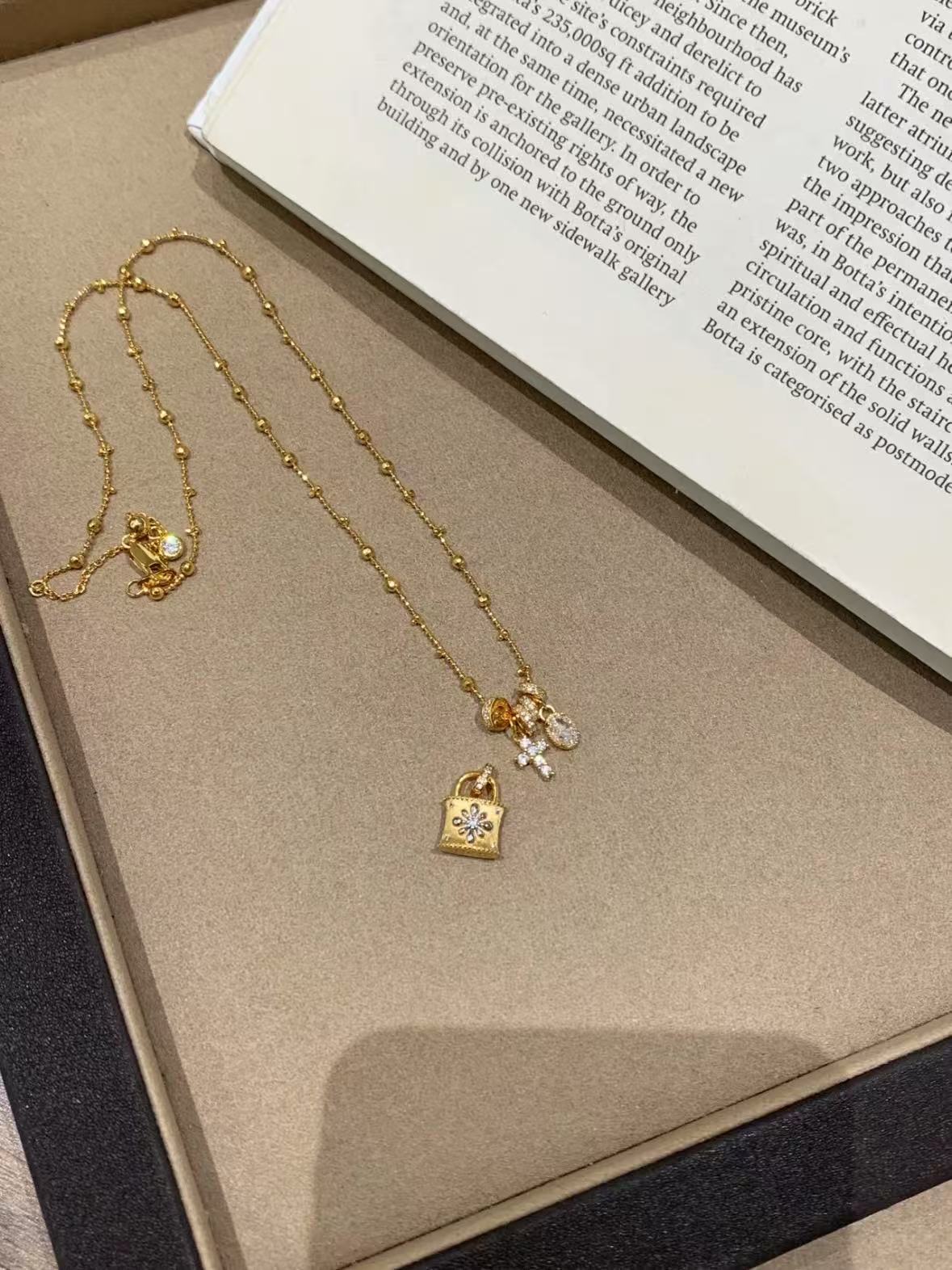 Vintage gold/silver cross necklace clavicle chain Las craft light luxury niche